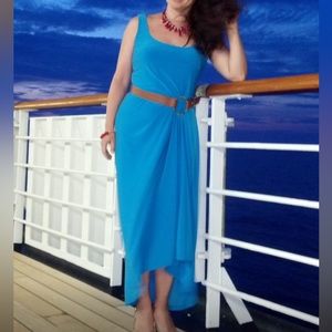 Gorgeous dress. True color is on first photo